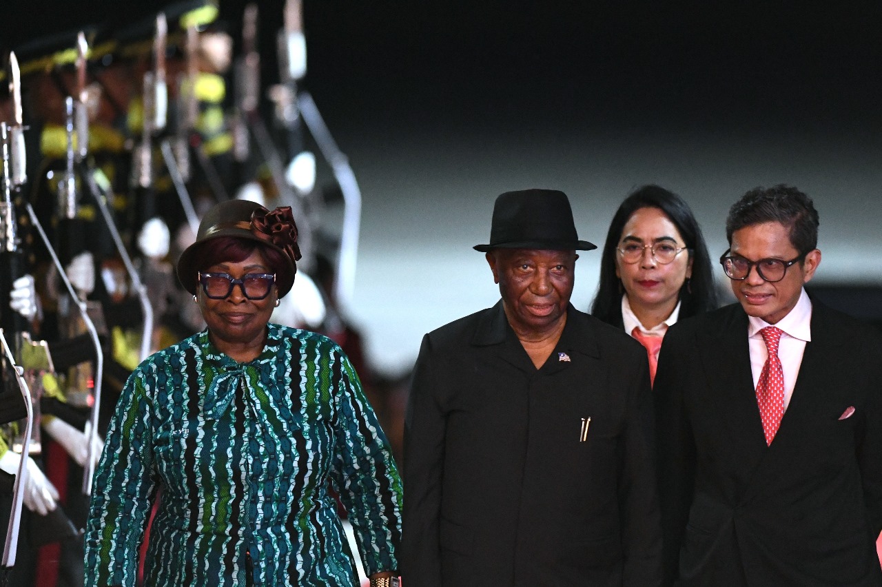 Presiden Liberia Joseph N. Boakai (kedua kiri) didampingi istri Kartumu Yarta Boakai (kiri) disambut Wakil Menteri Luar Negeri Pahala Mansury (kanan) setibanya di Bandara Internasional I Gusti Ngurah Rai, Badung, Bali, Sabtu (31/8/2024). Joseph N. Boakai tiba untuk menghadiri High Level Forum on Multi-Stakeholder Partnerships and Indonesia-Africa Forum II di Nusa Dua, Bali pada 1-3 September 2024. Media Center IAF II-HLF MSP/Fikri Yusuf/nym.