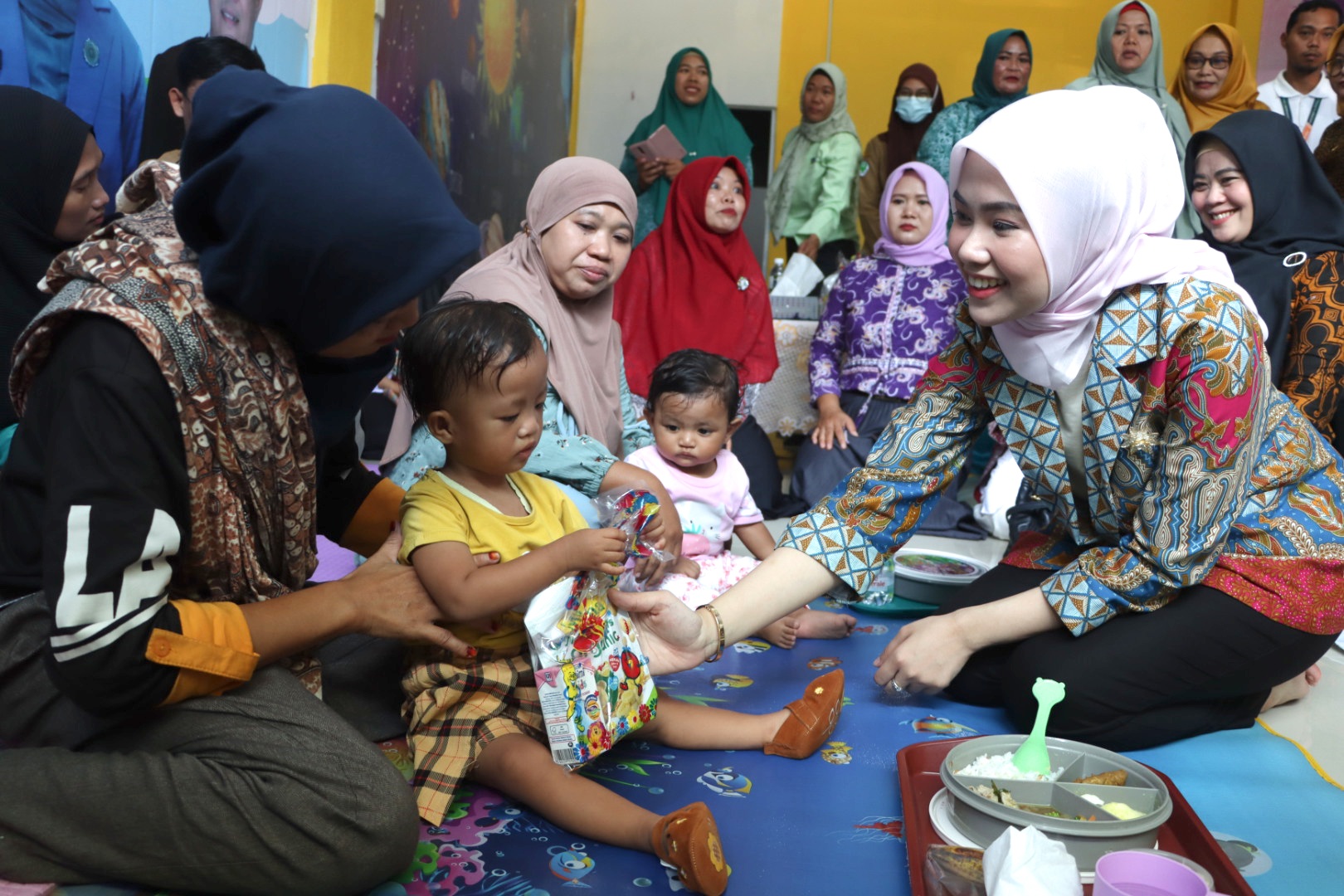 Bingkisan kecil sebagai penghibur para anak Rumah Asuh Bintan Kasih