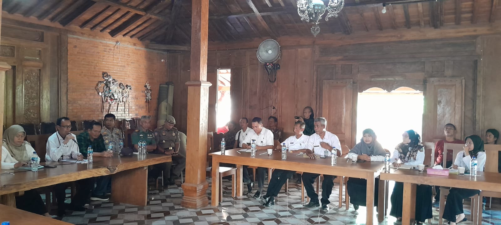 Caption: Perwakilan PT Pentawira Agraha Sakti beserta dinas terkait serta Forkopimcam Jiken saat sosialisasi di salah satu rumah makan di Jiken.
