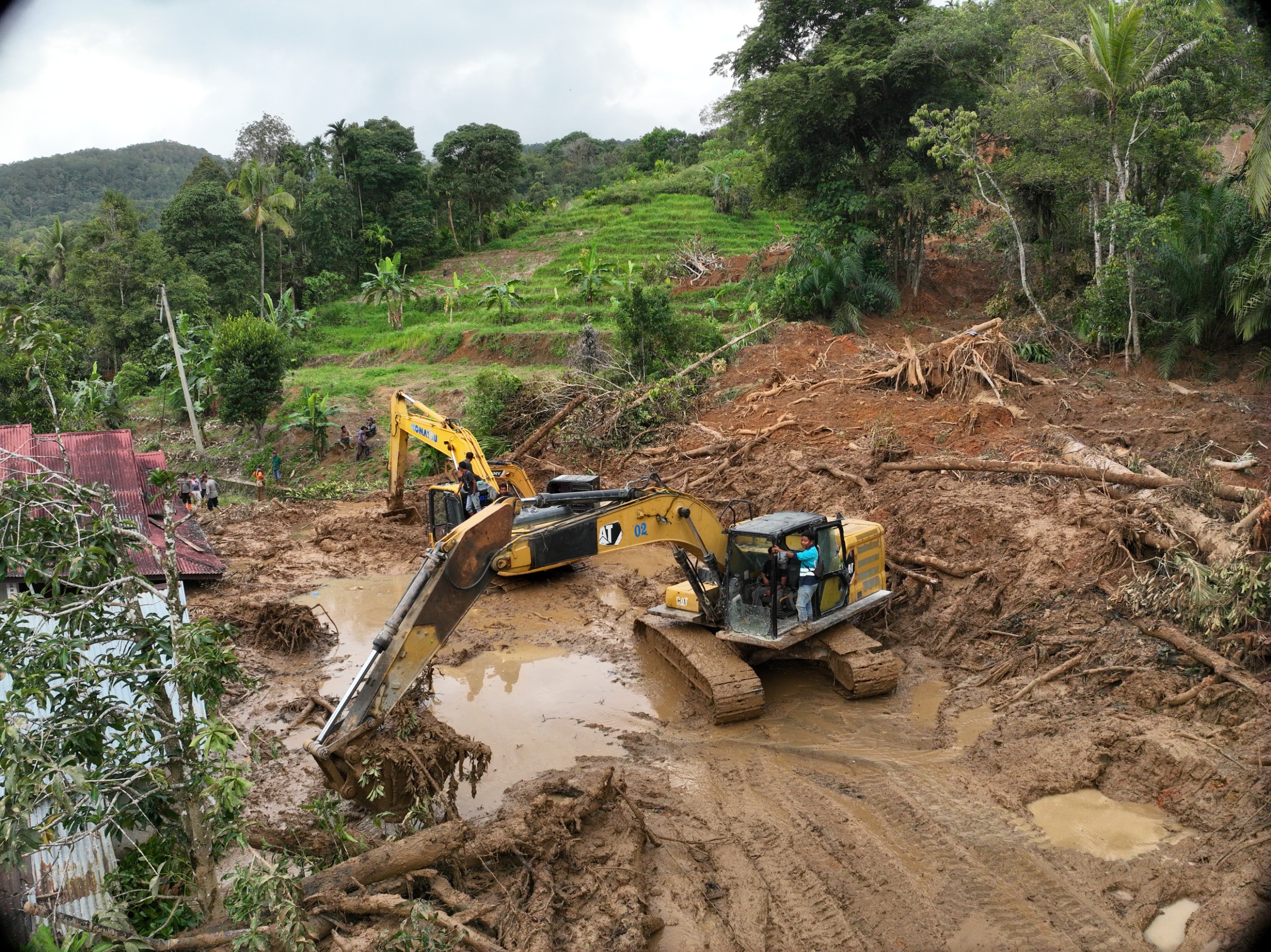 Akses di wilayah Silungkang yang sempat terputus akibat bencana banjir bandang secara bertahap mulai dapat dilalui kembali. Sejumlah titik, termasuk di Jorong Tantaman, Nagari Tigo Koto Silungkang Kec. Palembayan Kab. Agam, akses masih terputus karena timbunan material lumpur, batu dan kayu, Rabu (312).