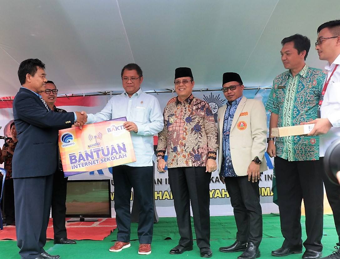 Menkominfo RI Serahkan Bantuan ke SMA Muhammadiyah 1 Tais