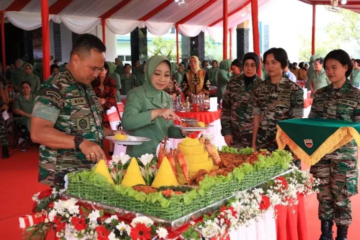 Pangdam I/Bukit Barisan Mayjen TNI Rio Firdianto Bersama Ketua Persit KCK Melakukan Pemotongan Tumpeng 