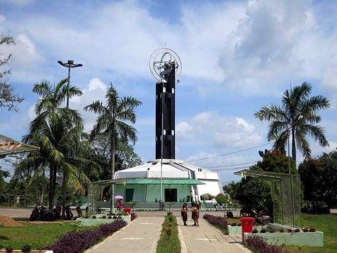 Tugu Khatulistiwa (Sumber: IDN Times)