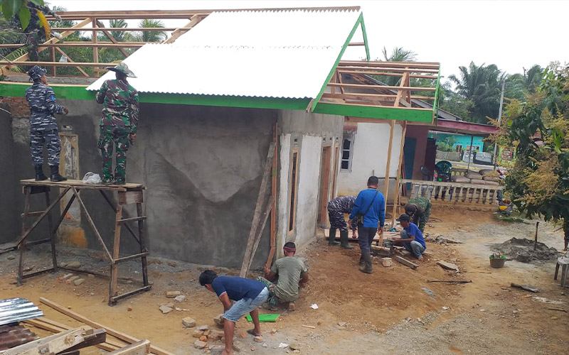 (Gotong Royong, Satgas TMMD dan Masyarakat sulap RTLH jadi layak huni)