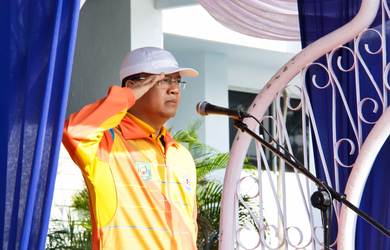 Plt. Gubernur Bengkulu Rohidin Mersyah saat melepas Kontingen Bengkulu yang akan berlaga pada Pekan Olahraga Pelajar Nasional (POPNAS) ke 14  di Provinsi Jawa Barat.