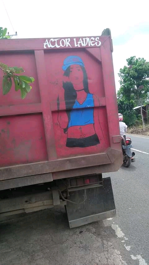Bumper belakang dump truk yang tertabrak