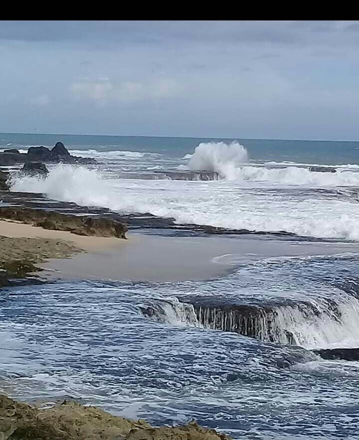 Keindahan pantai karang nyerbu