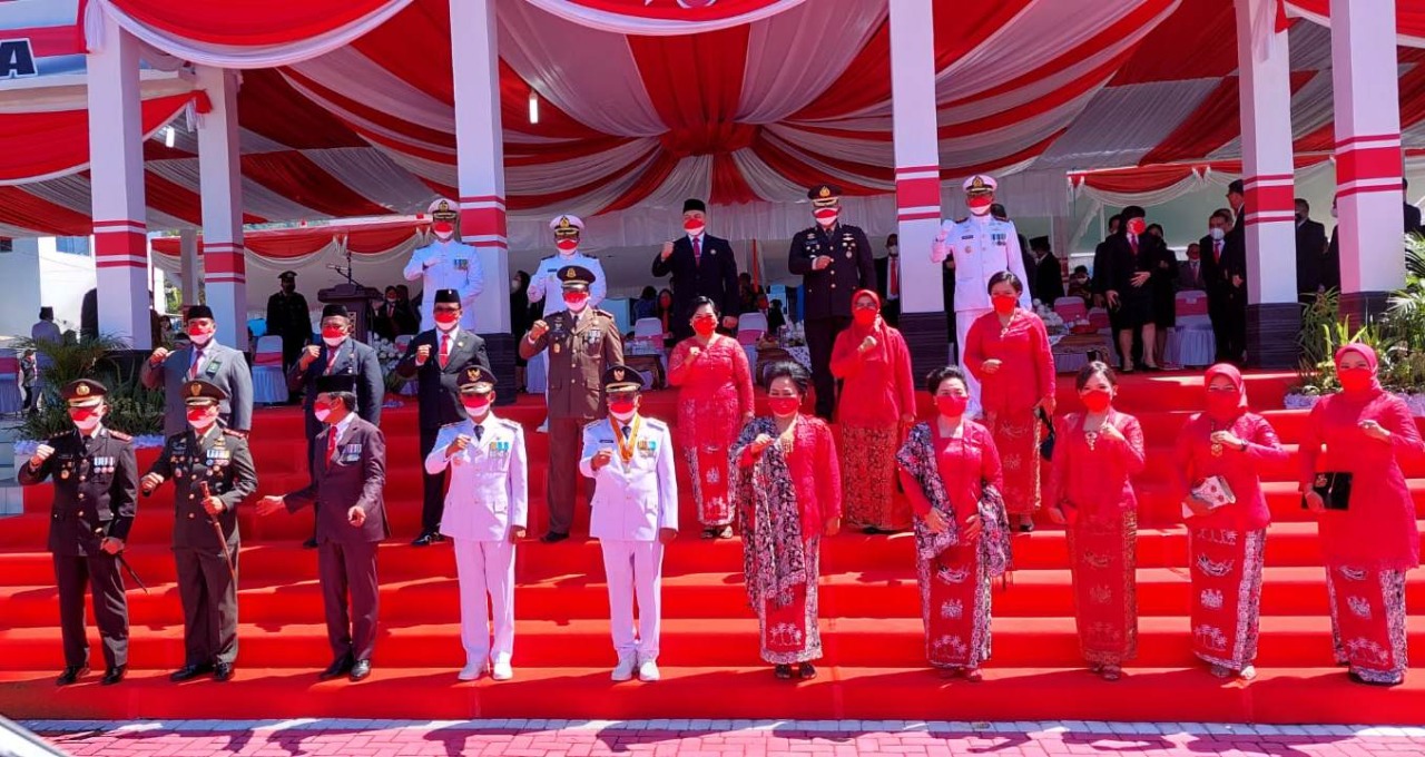 Foto bersama usai kegiatan upacara pengibaran bendera