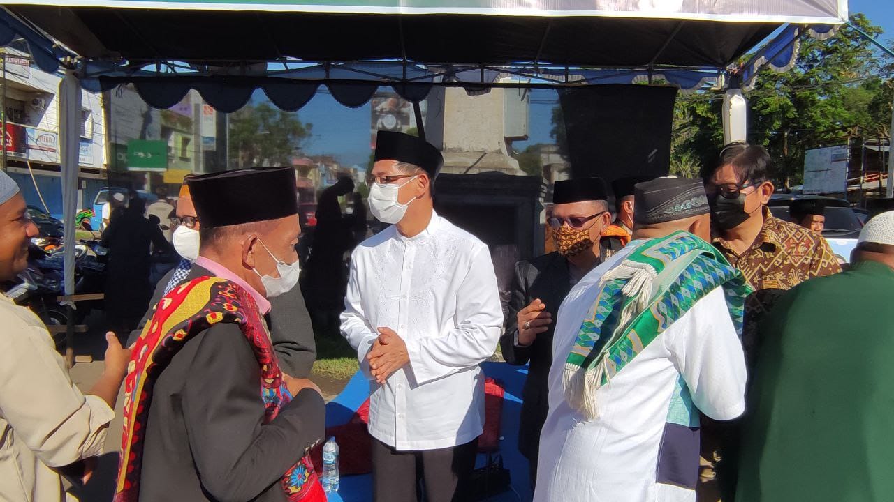 Wakil Wali Kota Bitung, Hengky Honandar, saat menghadiri Salat Idul Fitri, di Pusat Kota Bitung, Senin (2/5/2022) 