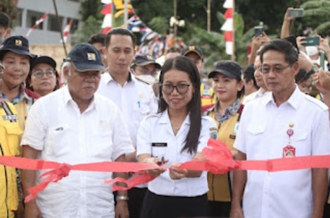 Camat Matuari saat menggunting Pita