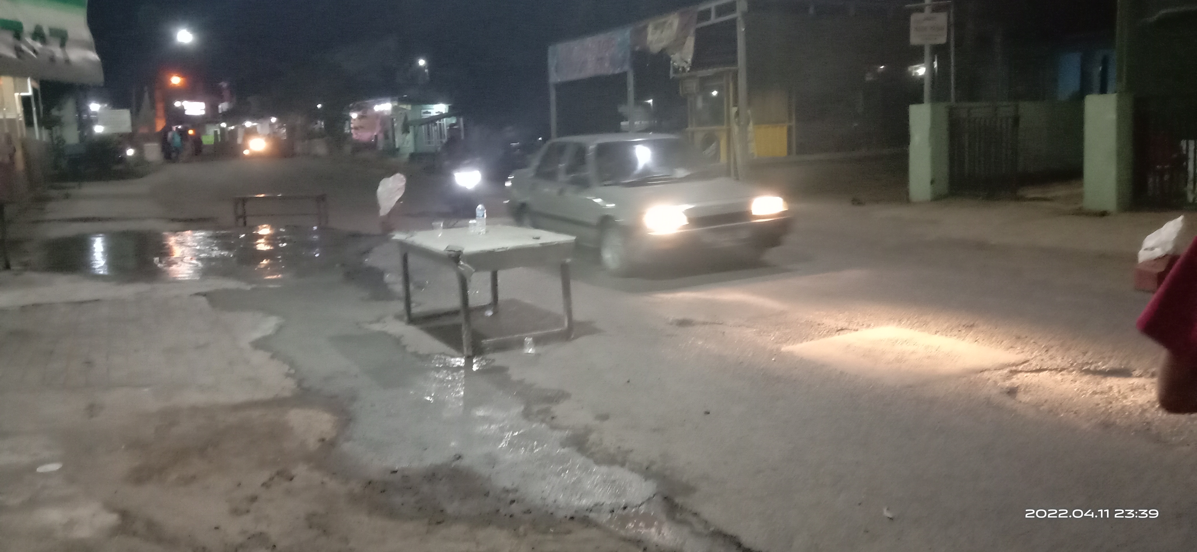 Gotong royong warga tambal jalan berlubang