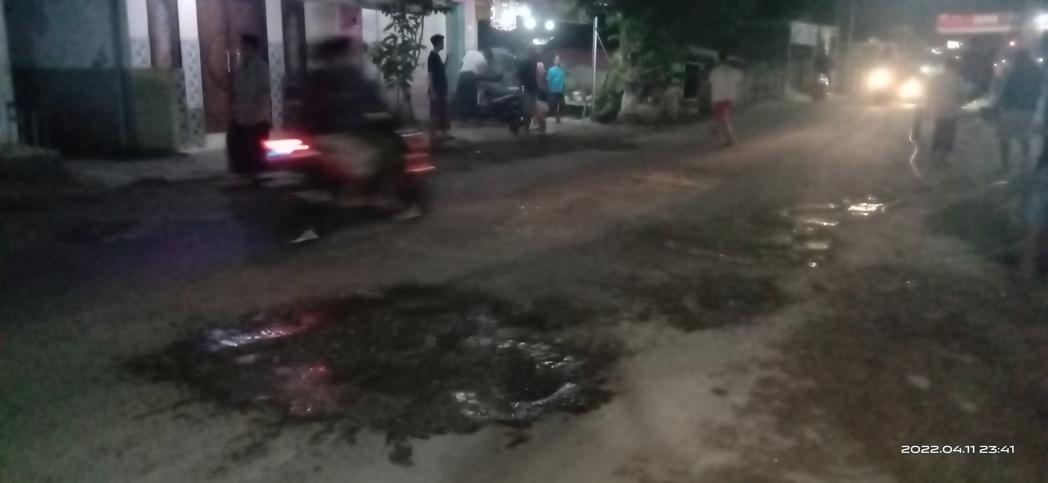 Gotong royong warga tambal jalan berlubang