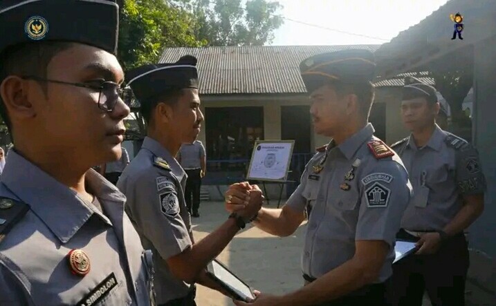 Pemberian Sertifikat kepada Pegawai Teladan