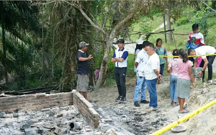 Karutan Pangkalan Brandan di Lokasi Puing-puing Rumah yang Hangus Terbakar.