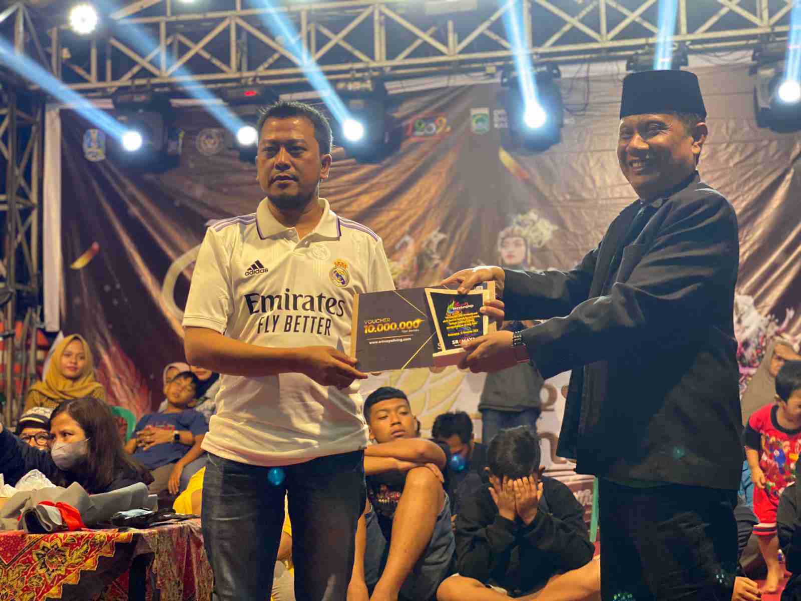 H. Gunawan saat memberikan cendera mata kepada H. Sulaiman