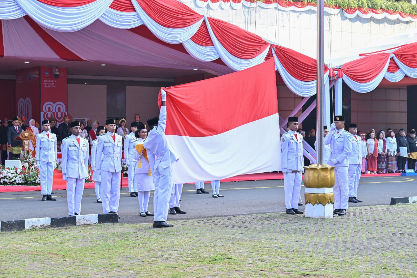 age Murid Papua Kibarkan Bendera Merah Putih