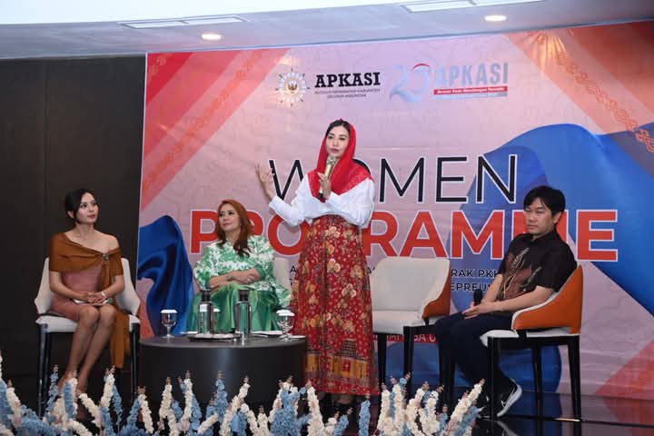 Novita Hardini, Ketua TP-PKK Kabupaten Trenggalek, saat menjadi keynote speaker munas VI APKASI, di Minahasa Utara, Jum'at (3052025).