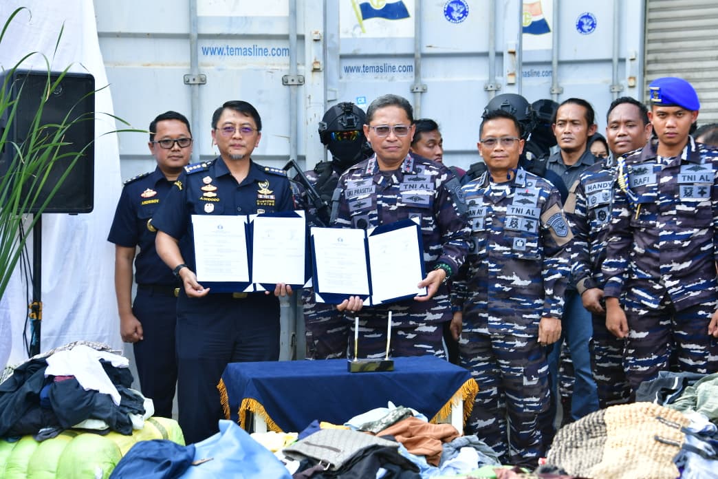 Panglima Koarmada RI (Pangkoarmada RI) Laksdya TNI Dr. Denih Hendrata saat konferensi pers di Gudang CDC Tanjung Priok, Jakarta Utara. Kamis (14/8).