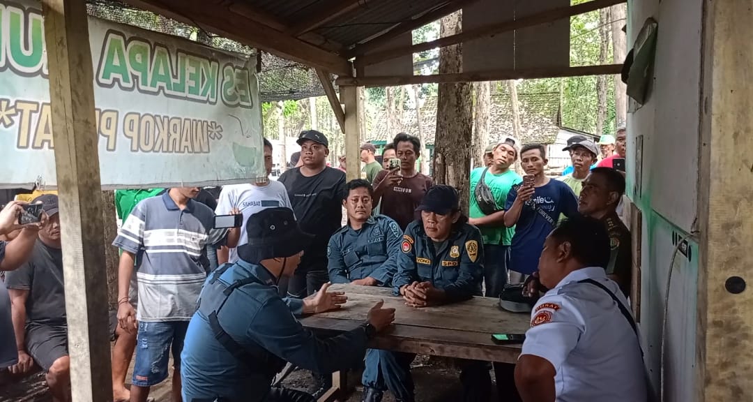 Petani tebu Desa Getas Kecamatan Kradenan menghadang tim KHDTK UGM Yogyakarta.