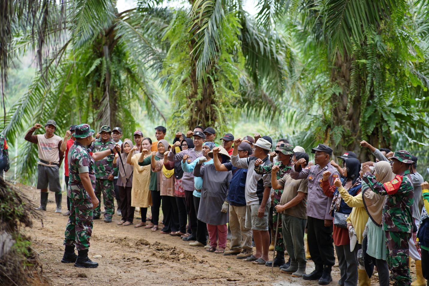 Dansatgas 0408/BS Letnan Kolonel Czi Bambang Santoso mengkomando satgas dan masyarakat dalam pengerjaan sasaran fisik dan non fisik TMMD. Memastikan kekompakan dan kemanunggalan kian erat terjalin.