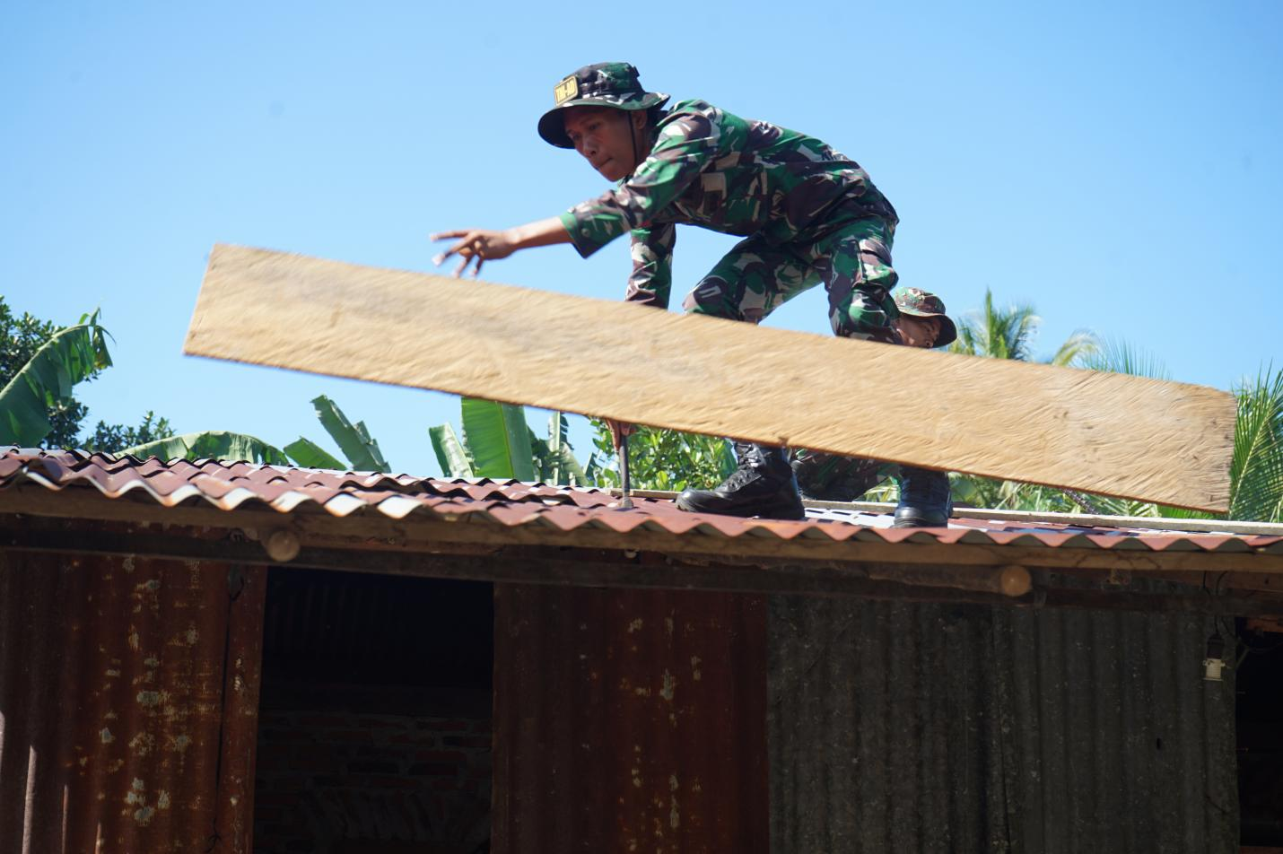 Satgas TMMD saat melakukan pembongkaran RTLH, untuk direhap menjadi kediaman laik.