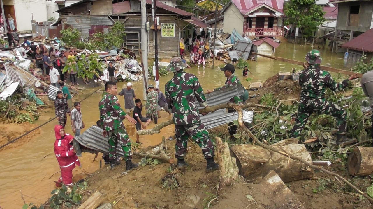 Prajurit Korem 023KS Berjibaku dengan Waktu Bantu Korban Bencana Longsor dan Banjir Bandang