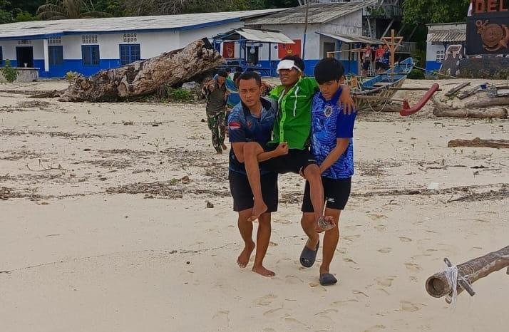 Satgas Marinir Evakuasi Awak Kapal KM Lombok