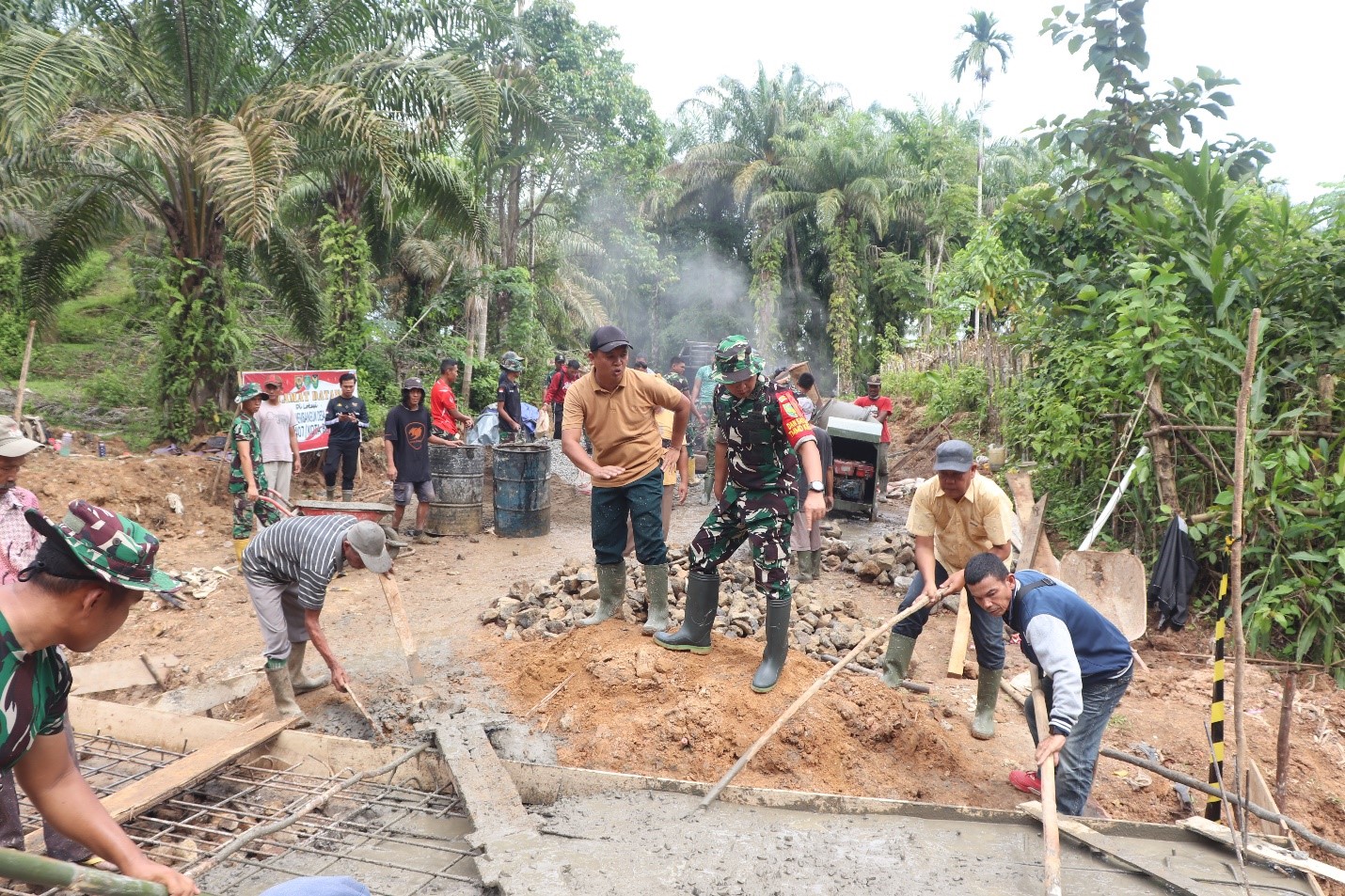 Pengerjaan sasaran fisik TMMD ke-123 di Desa Tengah Padang