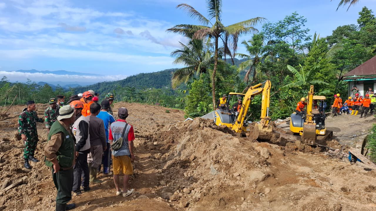 Tim SAR gabungan melakukan upaya pencarian dan pertolongan terhadap para warga yang masih dinyatakan hilang atas bencana tanah longsor di Desa Pandanarum, Kecamatan Pandanarum, Kabupaten Banjarnegara, Jawa Tengah, Rabu (1911).
