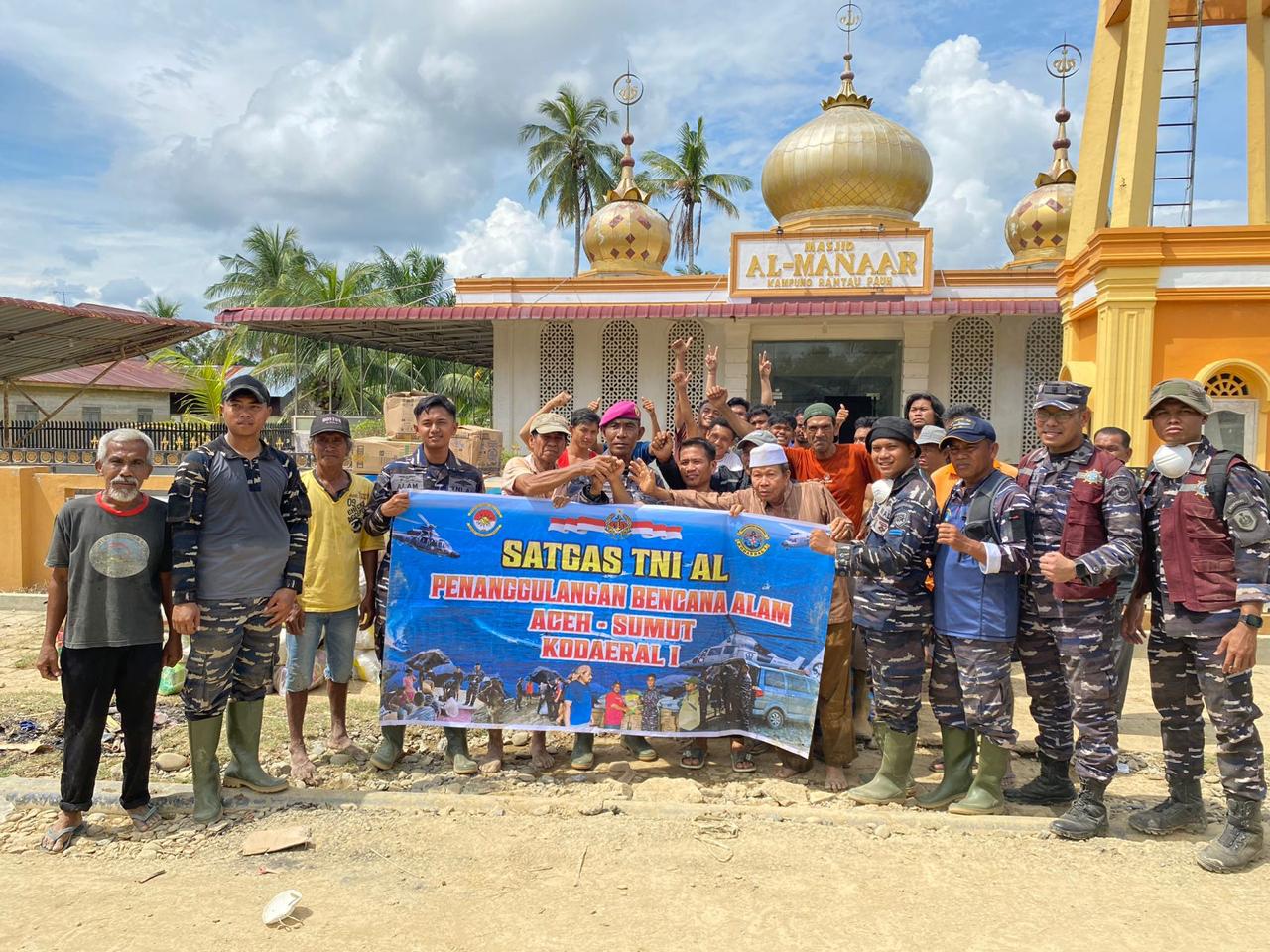 Tim Trauma Healing dari Dinas Psikologi Angkatan Laut (Dispsial) bekerja sama dengan Komando Daerah Angkatan Laut (Kodaeral) I memberikan layanan pemulihan trauma (trauma healing) bagi masyarakat yang terdampak bencana banjir di Posko Pengungsian Dusun Rantau Pauh, Kecamatan Rantau, Kabupaten Aceh Tamiang. Sabtu (1312). 