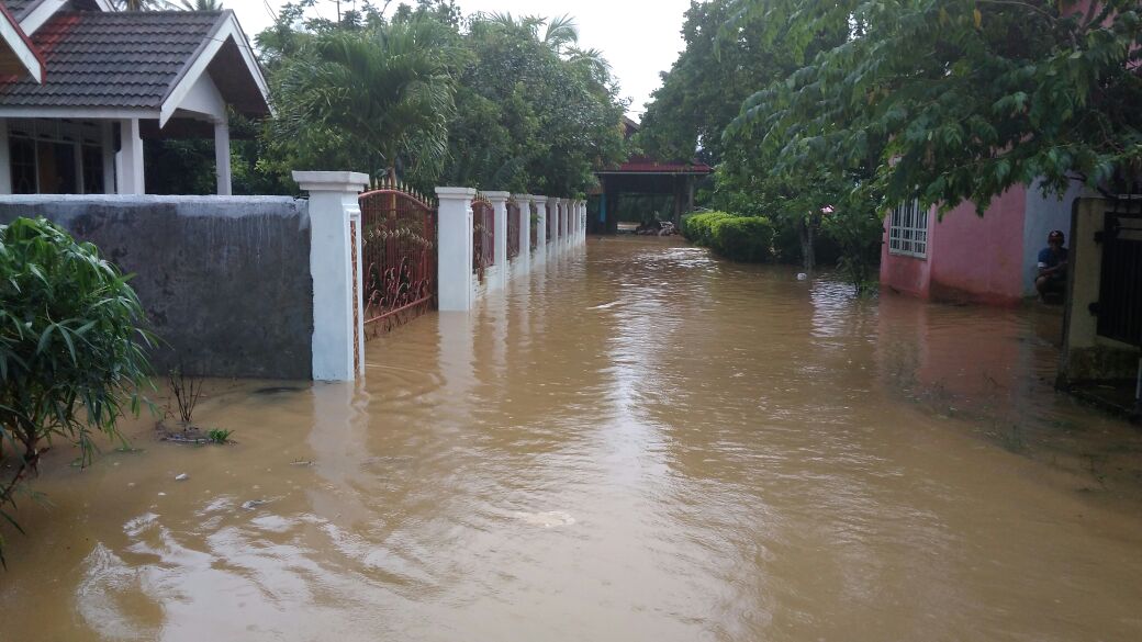 Rumah warga di Kecamatan Gading Cempaka terendam air akibat hujan seharian yang mengguyur Kota Bengkulu