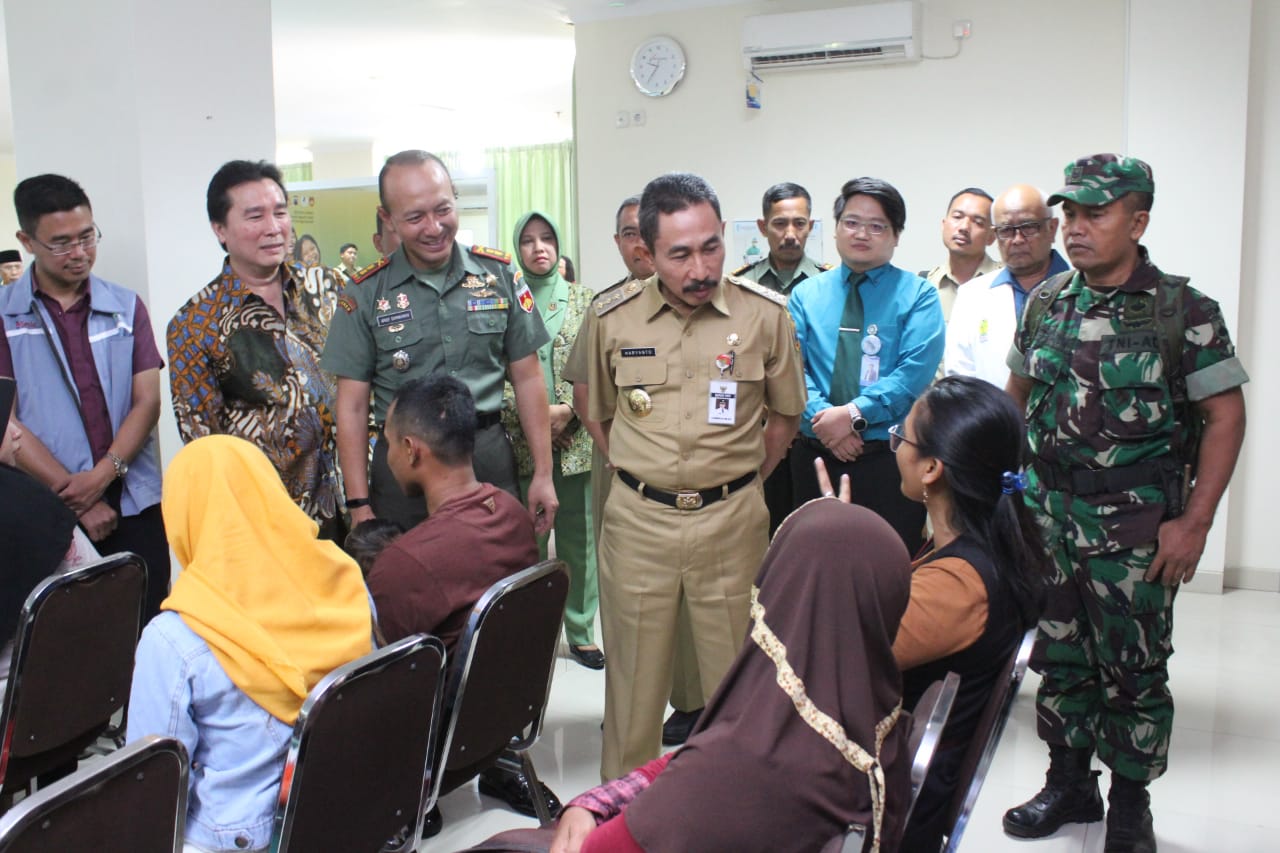 Bupati ketika meninjau pelaksanaan screening