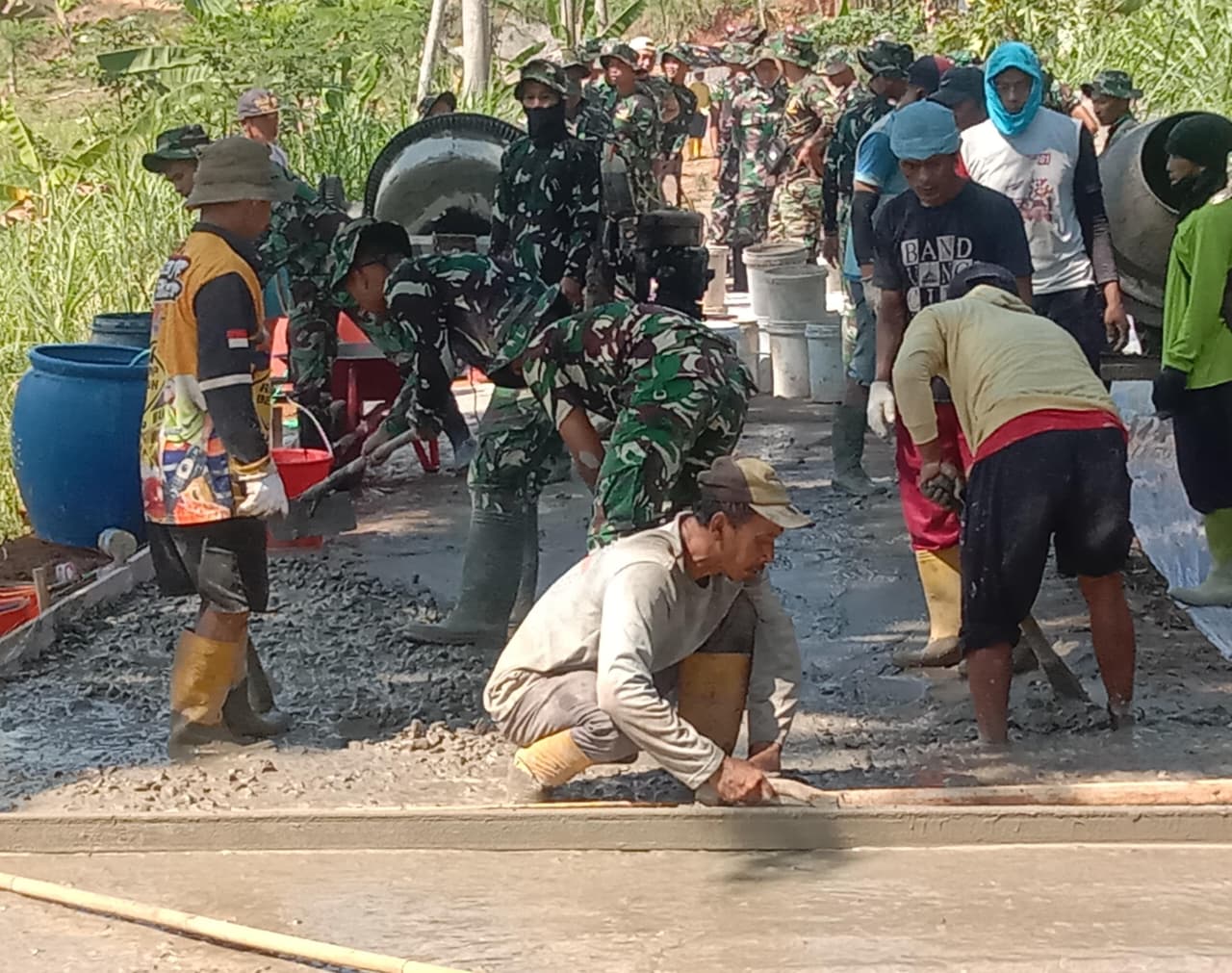 Pembangunan jalan menjadi salah satu sasaran TMMD Reguler Ke-129 di Desa Cukil. Bagi warga, jalan bukan sekadar akses, tetapi penghubung menuju sekolah, lahan pertanian, fasilitas pelayanan, dan kehidupan ekonomi.