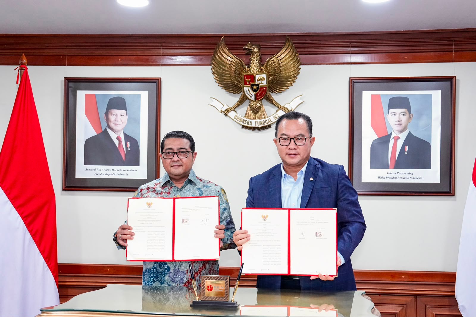  Menteri Ekonomi Kreatif, Teuku Riefky Harsya, saat penandatanganan Nota Kesepahaman atau Memorandum of Understanding (MoU) dengan Badan Riset dan Inovasi Nasional (BRIN), Jakarta, Selasa (28/7/2026).