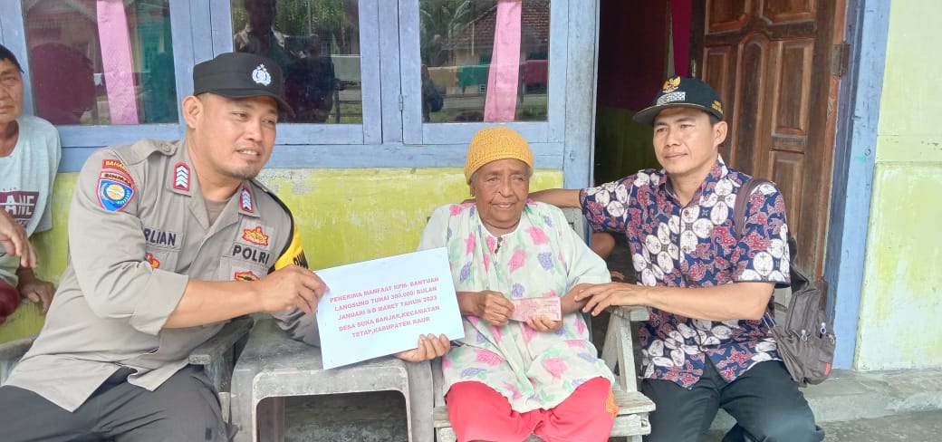 Penyaluran BLT-DD ke rumah warga yang sakit menahun