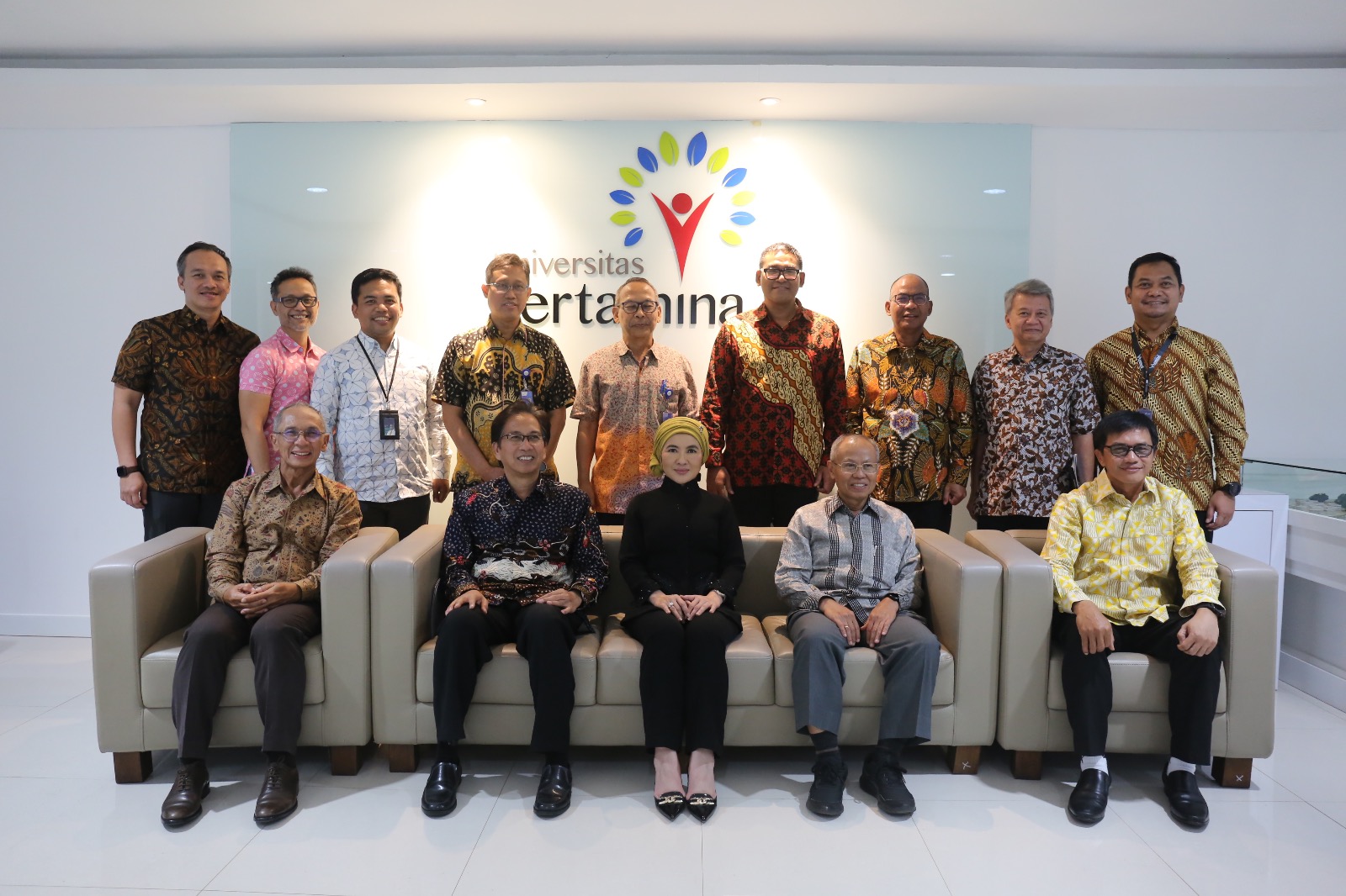 Foto bersama Dewan Penyantun, Badan Penyelenggara (Pertamina Foundation) dan Pimpinan Universitas Pertamina