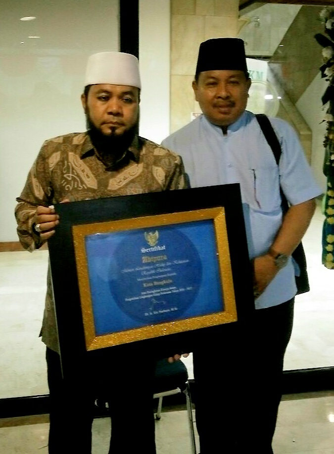 Walikota Helmi Hasan menerima penghargaan Adipura dalam bentuk sertifikat dari Menteri Lingkungan Hidup dan Kehutanan Republik Indonesia Siti Nurbaya.