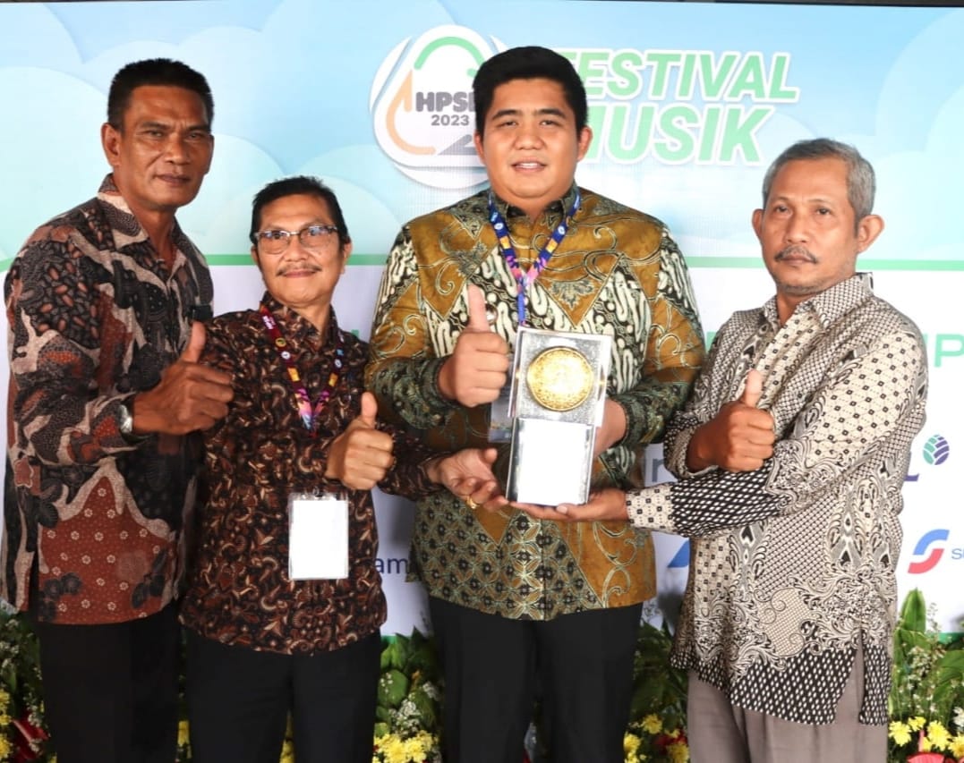 Bupati Bintan Roby Kurniawan SPWK Bersama Dinas lingkungan hidup kabupaten Bintan berfoto Bersama