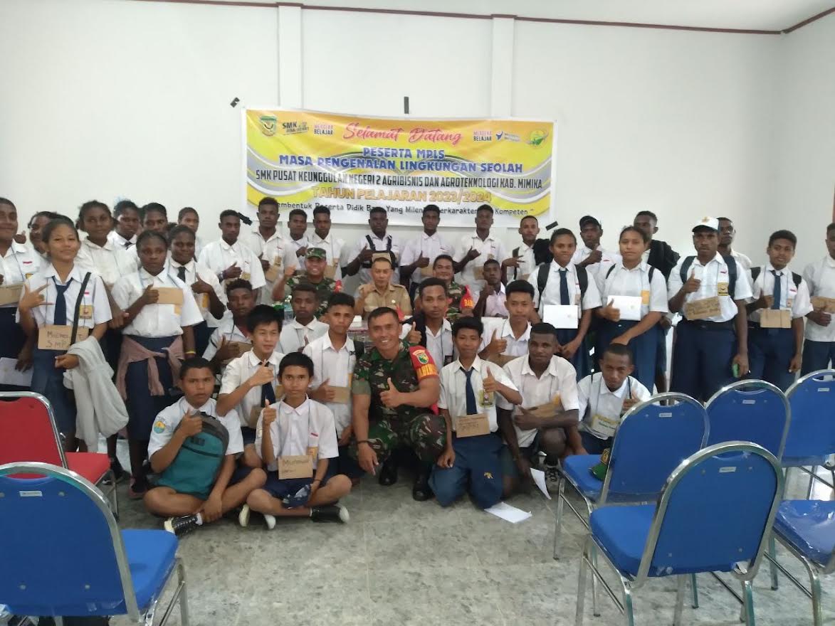 Timika – Sebagai bentuk kepedulian kepada generasi muda, Babinsa Koramil 1710-07/Mapurujaya senantiasa mendukung berbagai program pendidikan yang diselenggarakan di wilayahnya. Dengan mempedomani hal tersebut, kali ini Babinsa Koramil 1710-07/Mapurujaya dipimpin Sertu Muhaliri melaksanakan penanaman wawasan kebangsaan kepada para siswa siswi baru di SMKN 2 Mapurujaya, Distrik Mimika Timur, Rabu (18/07/2023).     Kegiatan tersebut dilaksanakan pada masa MPLS atau Masa Pengenalan Lingkungan Sekolah dimana fungsi MPLS sendiri adalah untuk menyambut peserta didik baru juga pengenalan pada aktivitas, lingkungan, hingga sarana dan prasarana sekolah. Pada kesempatan MPLS ini, Babinsa Koramil 1710-07/Mapurujaya memberikan materi wawasan kebangsaan kepada para peserta didik sebagai bekal dalam mengenyam pendidikan nantinya. Tidak hanya itu, Babinsa pun memberikan materi PBB untuk semakin menumbuhkan kedisiplinan dan kekompakan antar sesama rekan satu angkatan.     Sertu Muhaliri menjelaskan bahwa penanaman wawasan kebangsaan yang dilakukan oleh Koramil adalah untuk menumbuhkan motivasi, semangat dan cara belajar efektif. Selain itu, kegiatan ini pun diharapkan dapat menumbuhkan perilaku positif, jujur, mandiri, menghargai dan menghormati keanekaragaman.     Hal tersebut pun sejalan dengan tujuan utama penyelenggaraan MPLS yaitu untuk mengembangkan interaksi positif antar peserta didik dan sekolah. Pihak sekolah pun menyampaikan terima kasih atas bantuan dan dukungan yang selalu diberikan oleh Koramil 1710-07/Mapurujaya kepada SMKN 2 Mapurujaya.