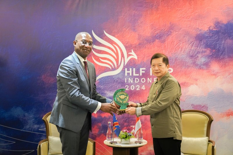 Menteri PPN/Kepala Bappenas Suharso Monoarfa dan Wakil Perdana Menteri dan Menteri Perencanaan dan Koordinasi Bantuan Pembangunan Guylain Nyembo Mbwizya saat pertemuan bilateral dengan delegasi dari Kepulauan Solomon dan Republik Demokratik Kongo dalam High-Level Forum on Multi-Stakeholder Partnerships (HLF-MSP) 2024, Selasa (3/9/2024). (Foto: Bappenas)