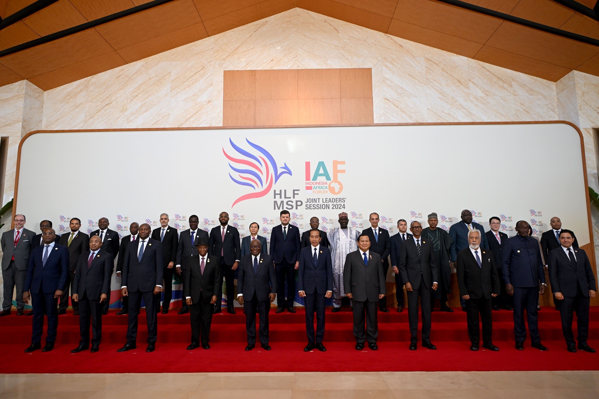 Presiden Joko Widodo (tengah depan) dan Presiden terpilih Prabowo Subianto (kelima kanan depan) berfoto dengan sejumlah kepala negara/pemerintahan saat Joint Leaders Session Indonesia-Africa Forum (IAF) II and High-Level Forum on Multi-Stakeholder Partnerships (HLF MSP) di Nusa Dua, Bali, Senin (2/9/2024). Forum HLF MSP and Indonesia-Africa Forum II tersebut menyelenggarakan 12 event secara paralel dan 17 event pendamping yang dihadiri delegasi dari 24 negara. Media Center IAF II-HLF MSP/Sigid Kurniawan/nym.