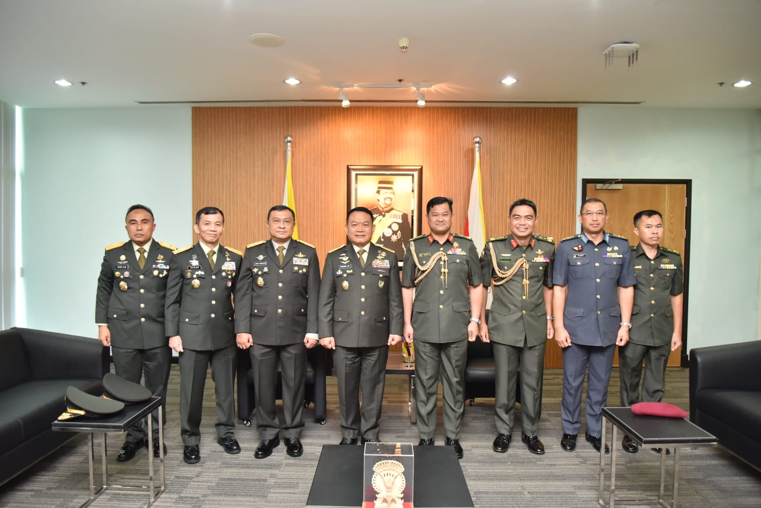 JAKARTA, tniad.mil.id - Kepala Staf Angkatan Darat (Kasad) Jenderal TNI Dr. Dudung Abdurachman melaksanakan kunjungan kerja ke Brunei Darussalam dalam rangka memperkuat kerja sama militer antara TNI AD dengan TDDB (Tentera Darat Diraja Brunei).  Saat melaksanakan kunjungan kehormatan kepada Panglima Tentera Darat Diraja Brunei, Brigadier General Dato Seri Pahlawan Saifulrizal bin Abdul Latif di Markas TDDB Berakas Garison, Senin (13/3/2023), ke dua belah pihak saling mengapresiasi atas terlaksananya kerja sama antara TNI AD dengan TDDB yang telah terjalin dengan baik di berbagai bidang, baik di bidang latihan, bidang pendidikan maupun bidang intelijen.  Pada kesempatan tersebut, juga dibahas tentang rencana Latihan Bersama (Latma) antara TNI AD dan TDDB berupa Latihan Bersama Penanggulangan Bencana serta kegiatan Bakti Sosial yang akan diselenggarakan di wilayah Kodam VI/Mulawarman. Kegiatan tersebut diawali dengan kunjungan Panglima TDDB  ke Indonesia pada bulan Agustus 2023 mendatang bersamaan dengan kegiatan Latma Petir Satria.  Selain mengadakan kunjungan kehormatan kepada Panglima TDDB, Kasad Jenderal TNI Dr. Dudung Abdurachman juga melaksanakan kunjungan kehormatan kepada Panglima Angkatan Bersenjata Diraja Brunei (ABDB), Mayor Jenderal Dato Paduka Seri Haji Muhammad Haszaimi bin Bol Hasan, serta melaksanakan peninjauan ke Museum Angkatan Bersenjata Diraja Brunei (ABDB) di Bolkiah Garrison.