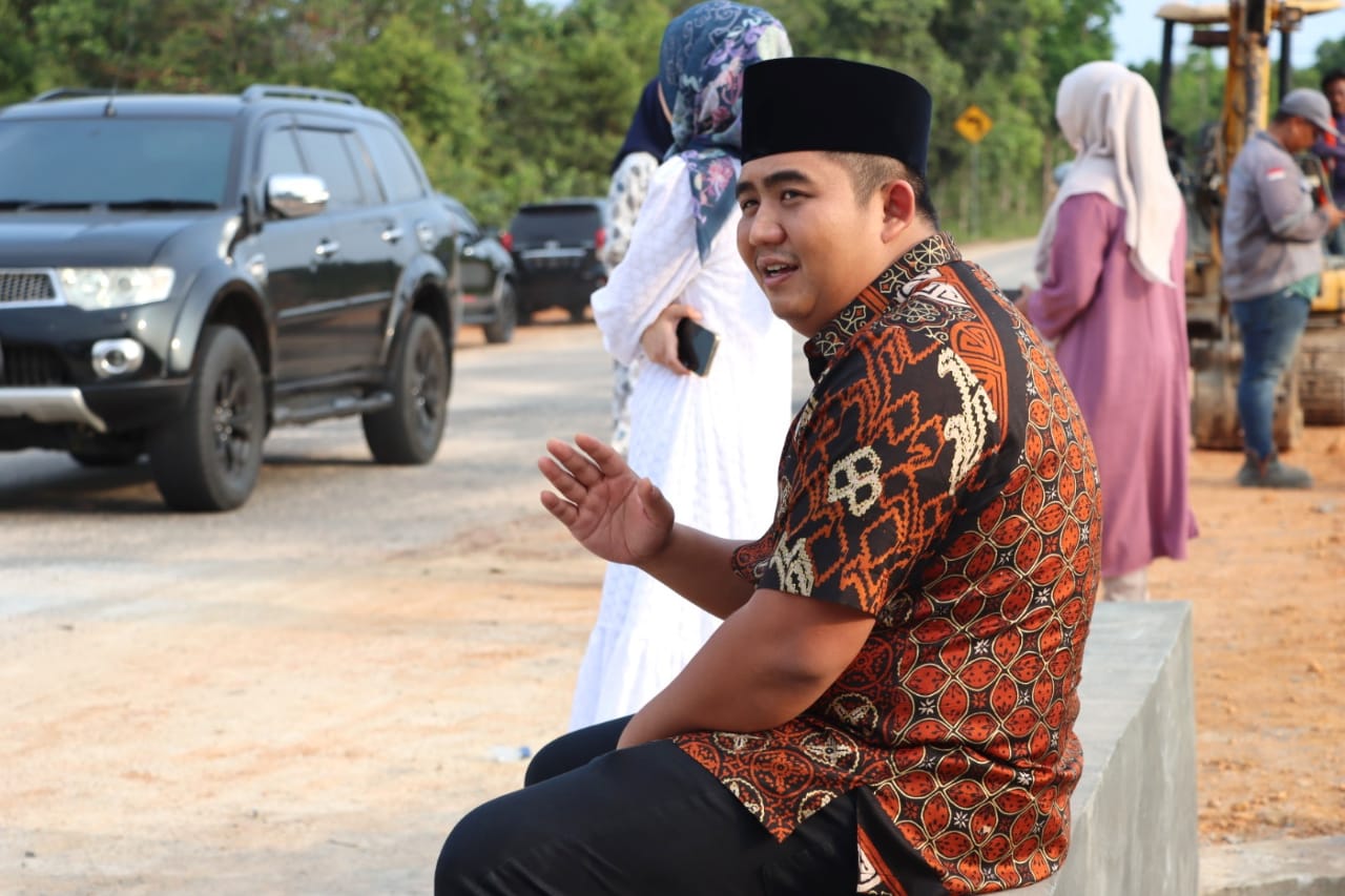 Bupati Bintan Roby Tinjau Perbaikan Jalan Lintas Barat