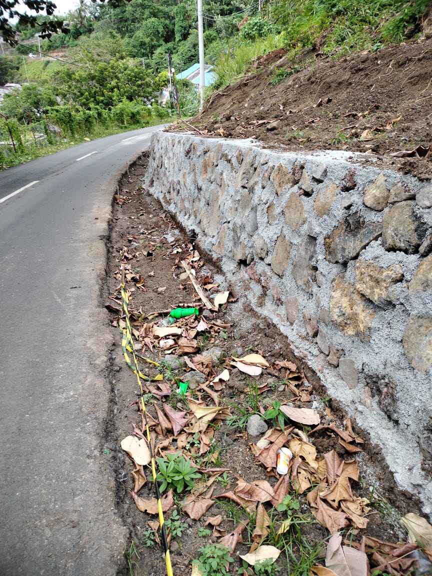 Foto Proyek Tembok Penahan Tanah Dikelurahan Tandurusa yang diduga Proyek Siluman karena tak menggunakan papan proyek