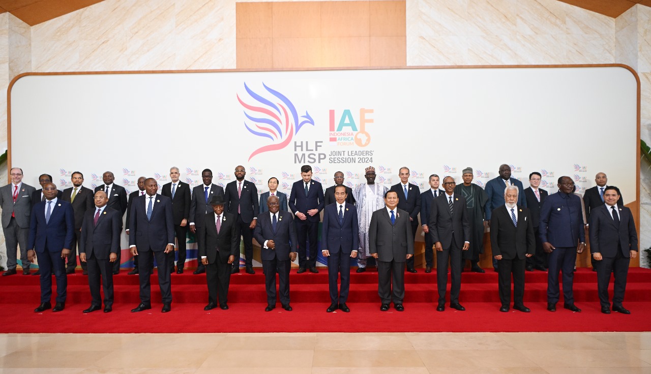 Presiden Joko Widodo (tengah depan) dan Presiden terpilih Prabowo Subianto (kelima kanan depan) berfoto dengan sejumlah kepala negara/pemerintahan saat Joint Leaders Session Indonesia-Africa Forum (IAF) II and High-Level Forum on Multi-Stakeholder Partnerships (HLF MSP) di Nusa Dua, Bali, Senin (2/9/2024). Forum HLF MSP and Indonesia-Africa Forum II tersebut menyelenggarakan 12 event secara paralel dan 17 event pendamping yang dihadiri delegasi dari 24 negara. ANTARA FOTO/Media Center IAF II-HLF MSP/Sigid Kurniawan/YU