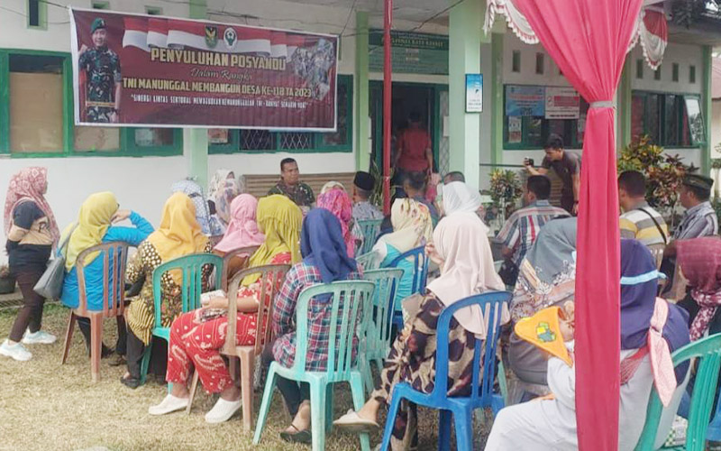 (Antusias masyarakat Desa Kembang Ayun mengikuti penyuluhan-penyuluhan di Pos Kotis TMMD)