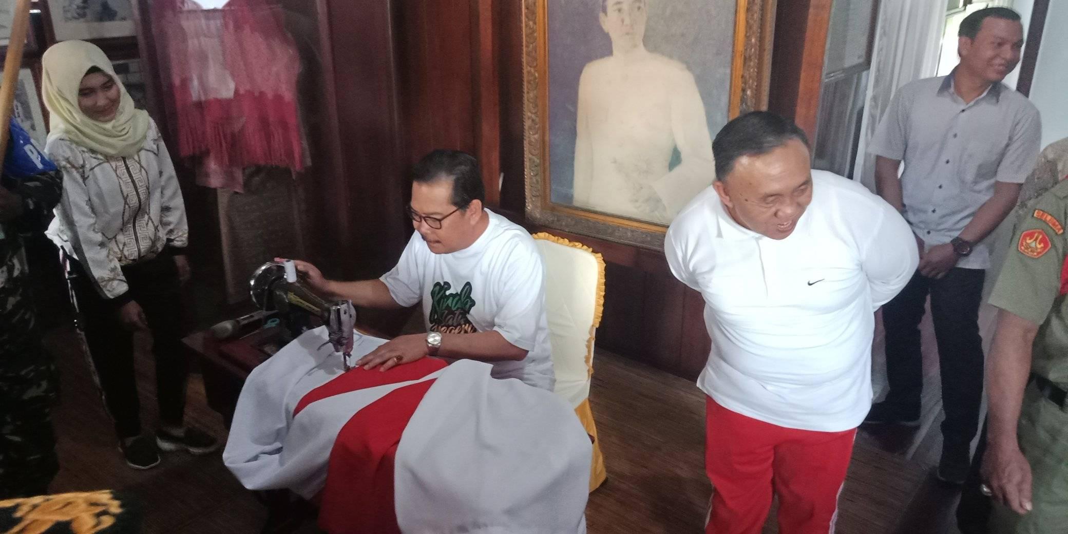 Rektor Unib Dr Ridwan Nurazi menjahit bendera merah putih