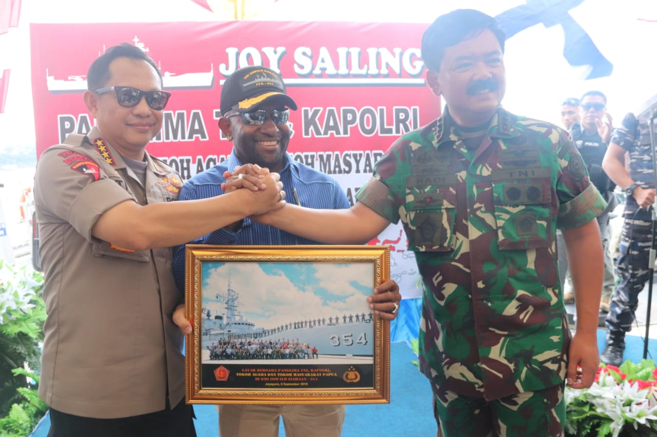 Panglima TNI dan Kapolri bersama Tokoh Masyarakat Papua Saksikan Indahnya Damai Papua