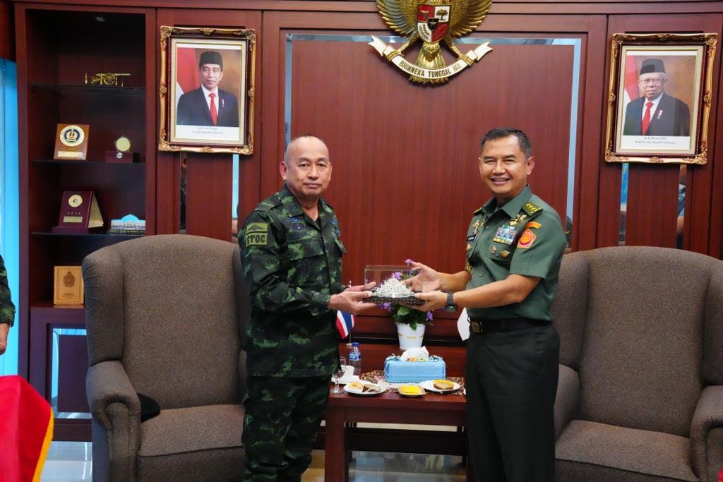 Kasum TNI Letnan Jendral TNI Bambang Ismawan, S.E., M.M saat menerima Courtesy Call Delegasi STAFFEX Angkatan Bersenjata Thailand dengan CG-CTOC Lieutenant General Somchai Malinant beserta staf RTARF di Mabes TNI Cilangkap, Jakarta Timur, pada Rabu (5/7/2023).
