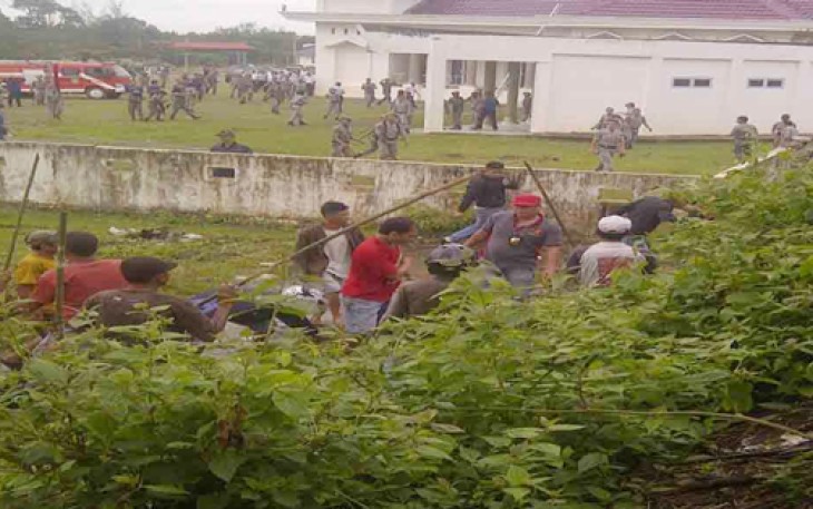 Sejumlah pedagang terlibat bentrok dengan petugas, Kamis (09/02/2017).